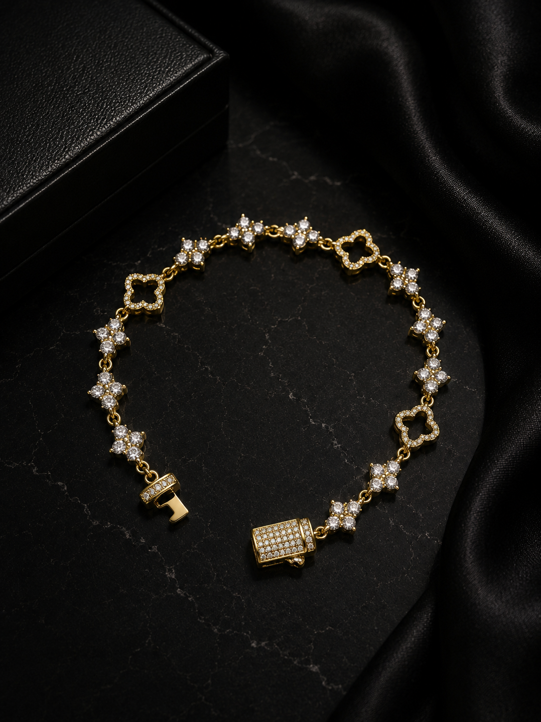 ✨ Luxury Clover Armband